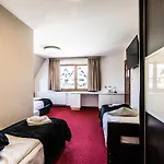 Dworek Pod Giewontem - Jacuzzi & Sauna Bed & Breakfast 4*