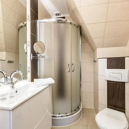 Dworek Pod Giewontem - Jacuzzi & Sauna Bed and Breakfast 4*